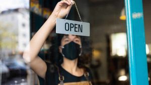 Galler’deki işletmelere zorunlu kılınan Covid kısıtlamaları sona erecek