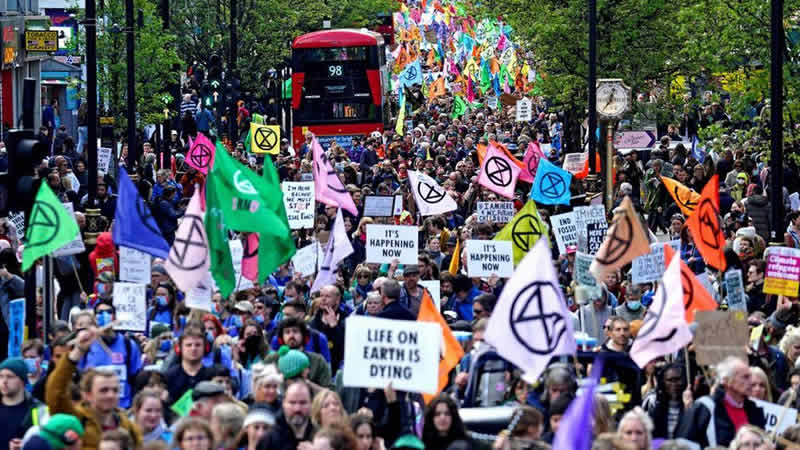 İklim aktivistleri, Londra’nın en işlek caddelerinde protestolarını sürdürdü