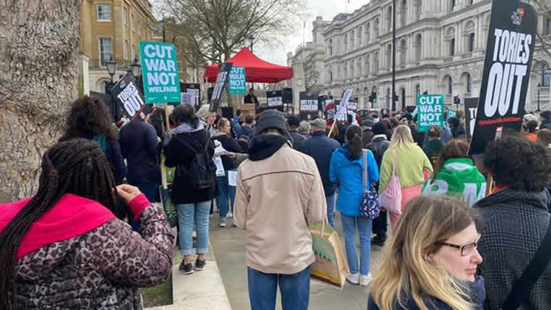 İngiltere Başbakanı Boris Johnson, konutunun önünde protesto edildi