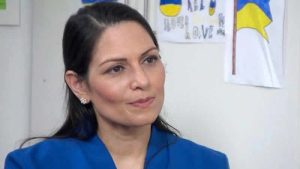 İçişleri Bakanı Patel, İngiltere vize gecikmeleri için özür diledi