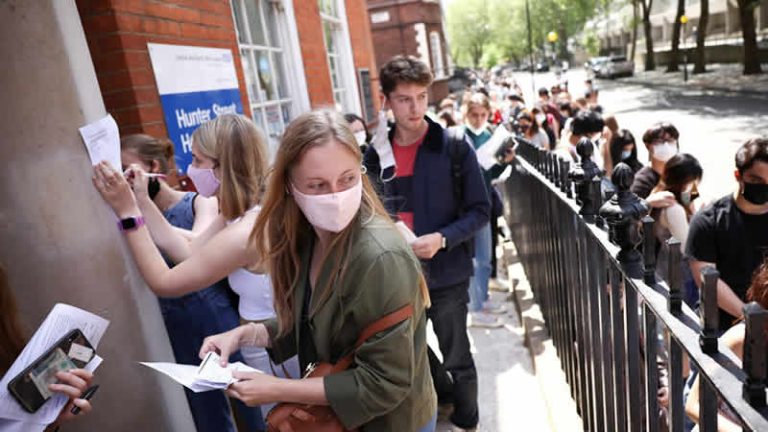 İngiltere’de Covid-19 dalgası çocuklar ve gençler arasında en üst seviyeye ulaştı