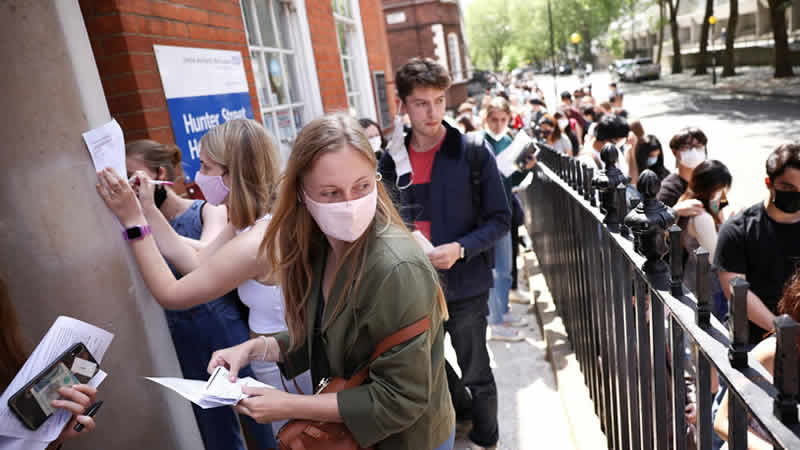 İngiltere’de Covid-19 dalgası çocuklar ve gençler arasında en üst seviyeye ulaştı