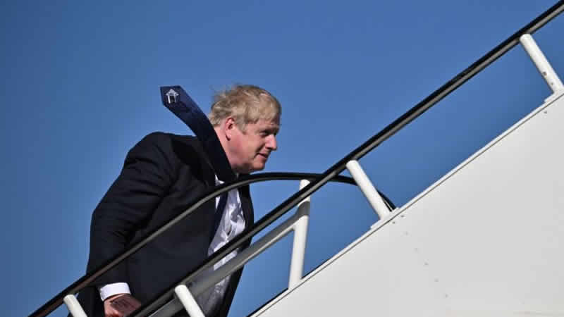 İngiltere’de hükümet, Johnson hakkındaki soruşturma kararını ertelemeye çalışıyor