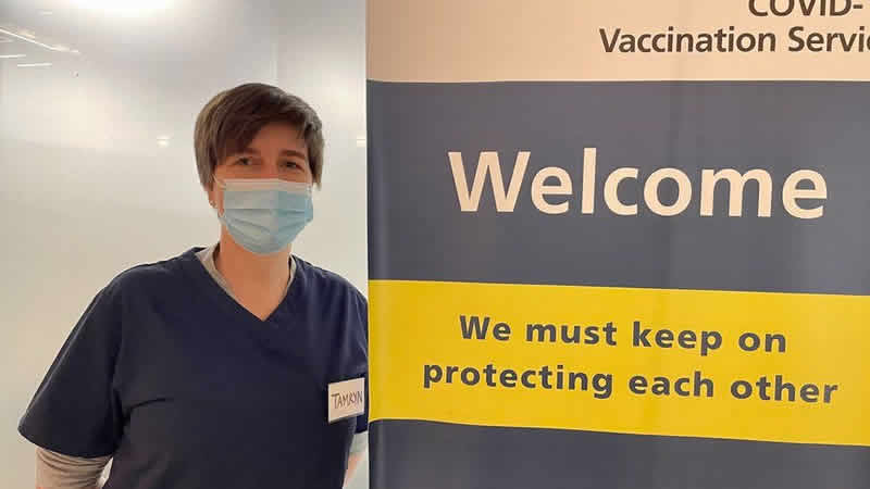 NHS’te gönüllü Covid aşısı yapan binlerce kişi kalıcı olarak işe alındı