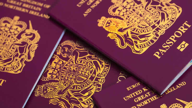 Ölen annesinin pasaportu ile İngiltere’ye gelen kadın, ülkesine iade edildi