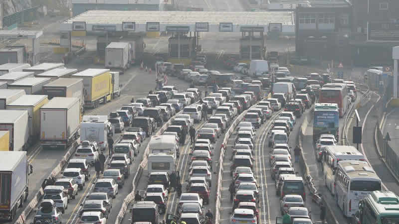 Paskalya seyahati: Sürücüler ve tren yolcuları aksama konusunda uyarıldı