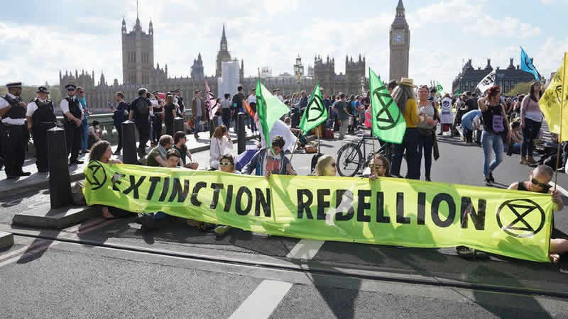 Yokoluş İsyanı üyeleri, Londra’daki en işlek dört köprüyü trafiğe kapattı