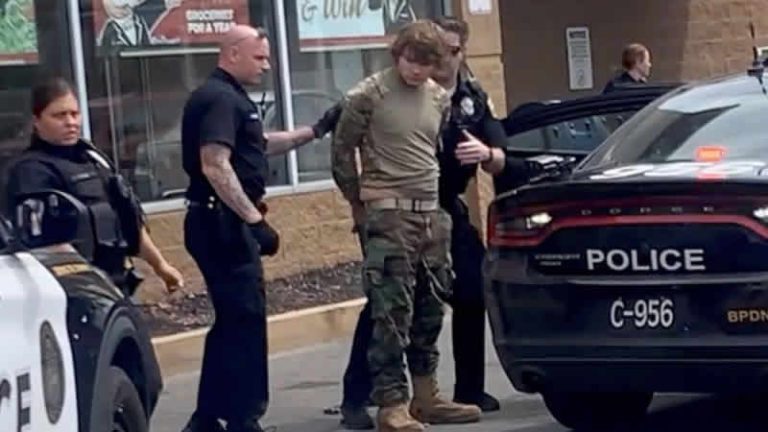 ABD’de siyahları hedef alan saldırgan canlı yayında 10 kişiyi öldürdü