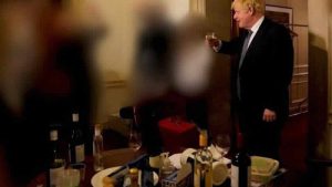 Başbakan Johnson, müfettiş raporuna rağmen istifa etmeyeceğini açıkladı