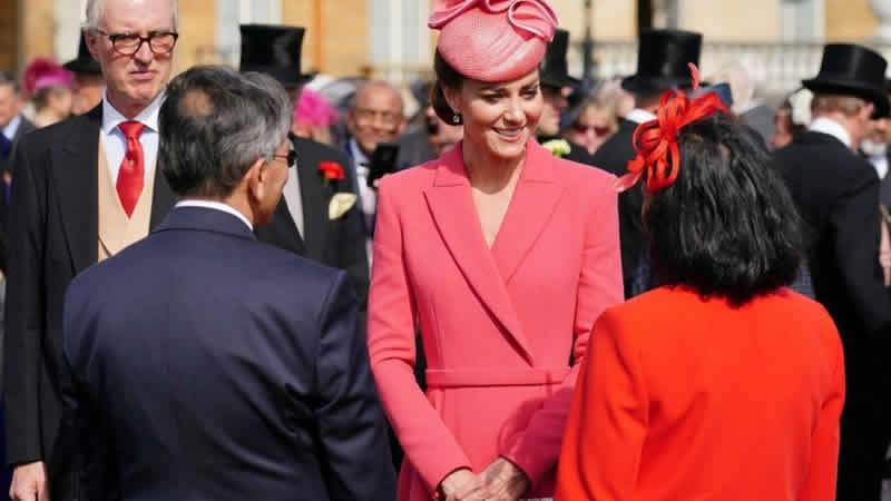 Cambridge Düşesi Kate, Buckingham Sarayı’ndaki etkinlikte Kraliçe’yi temsil etti