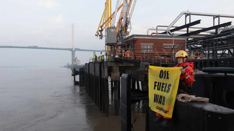 Çevreciler, Rus yakıtı taşıyan Yunan tankerini İngiltere limanına sokmadı