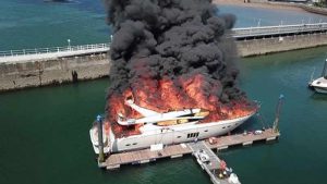 Devon’da lüks yat alevler içinde kalarak battı