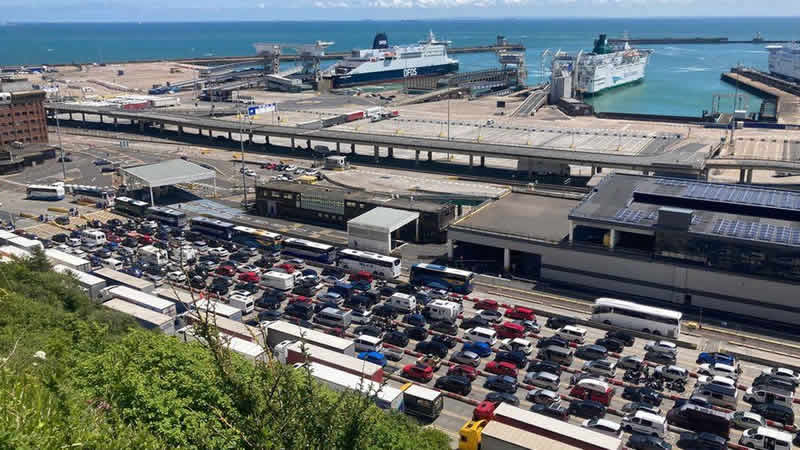 İngiltere’de seyahat firmaları yollarda oluşan uzun kuyruklar nedeniyle uçuşları iptal ediyor