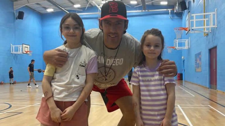 Eski milli basketbolcu Kerem Gönlüm Londra’da geleceğin basketbolcularını yetiştiriyor