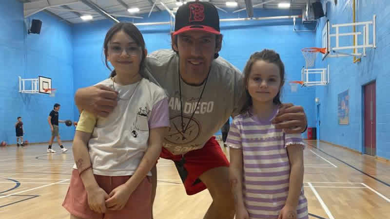 Eski milli basketbolcu Kerem Gönlüm Londra’da geleceğin basketbolcularını yetiştiriyor