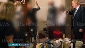 İngiltere, Başbakan Johnson’ın basına sızan fotoğraflarını konuşuyor