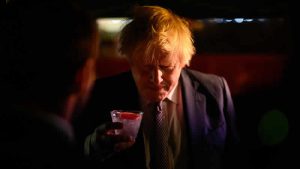 Başbakanlık’taki yasaklı partilere katılanlar BBC’ye konuştu: “Herkes birbirinin kucağına oturuyordu”