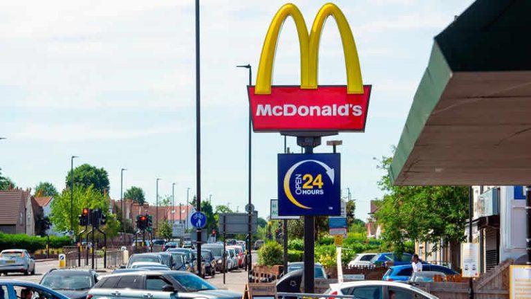 İngiltere’de enerji faturaları nedeniyle insanlar fast food restoranlarına gitmeyi tercih ediyor