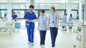 İngiltere’de yeni hemşire ve ebelerin yarısı yurt dışından geliyor