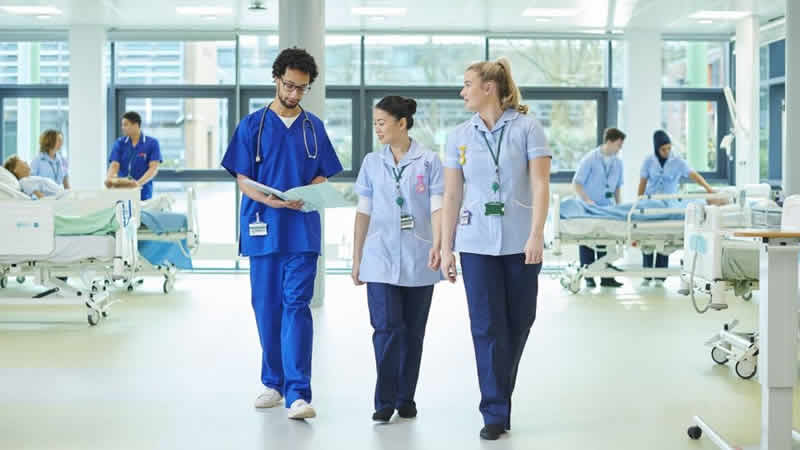 İngiltere’de yeni hemşire ve ebelerin yarısı yurt dışından geliyor