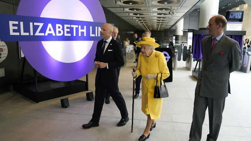 Kraliçe Elizabeth Londra’da adının verildiği metro istasyonunu ziyaret etti