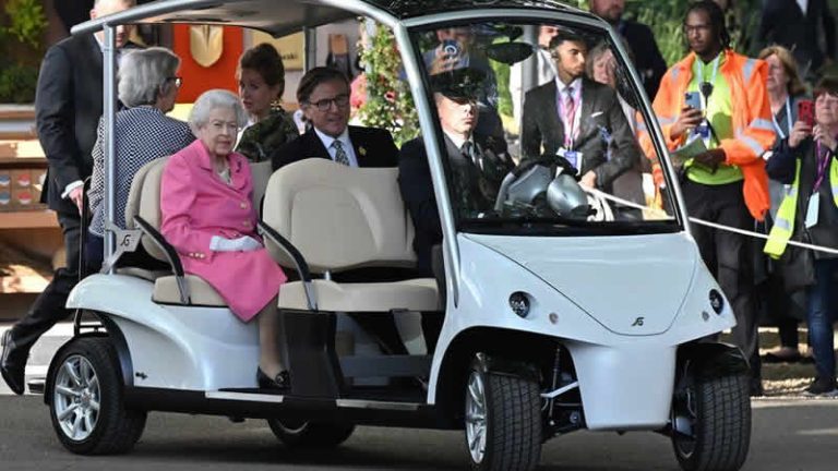 Kraliçe Elizabeth Londra’daki çiçek fuarını ziyaret etti