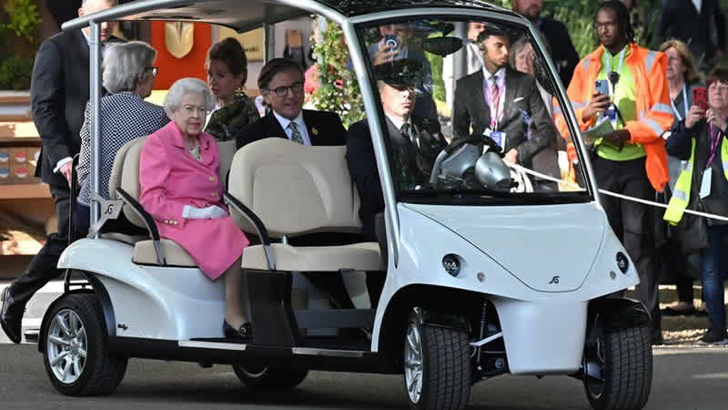 Kraliçe Elizabeth Londra’daki çiçek fuarını ziyaret etti