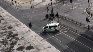 Londra’daki Parlamento Meydanı’nda bombalı araç paniği