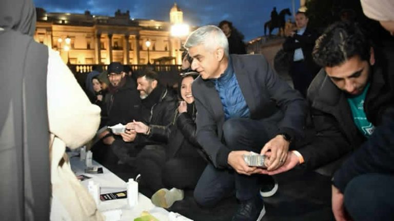 Londra’nın merkezi Trafalgar Meydanı’ndaki iftar yemeğine yüzlerce kişi katıldı