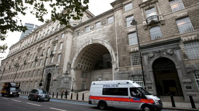 İngiltere, kız arkadaşına pala ile saldıran MI5 ajanını konuşuyor