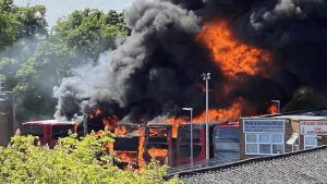 Potters Bar’da nakliye deposunda bulunan otobüsler alevler içinde kaldı