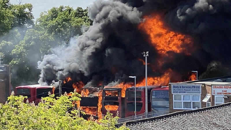 Potters Bar’da nakliye deposunda bulunan otobüsler alevler içinde kaldı