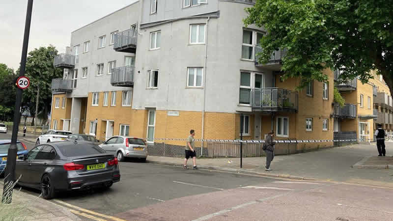 Clapham’da silahla yaralanan 20 yaşındaki genç, yaşam savaşı veriyor