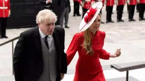 Başbakan Boris Johnson, Kraliçe için düzenlenen törende yuhalandı