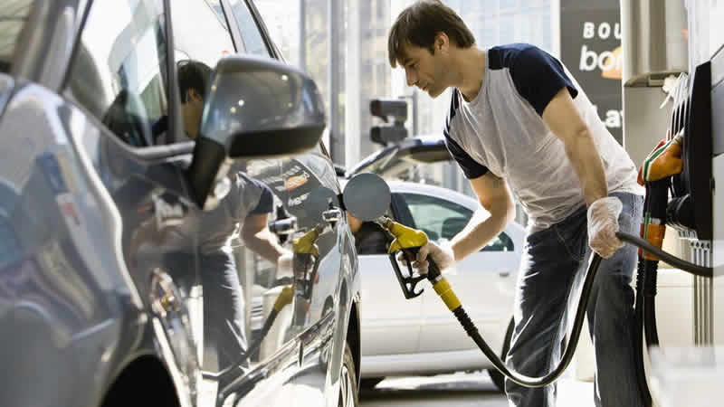 Ortalama bir arabanın deposunu doldurma maliyeti 100 sterline ulaştı