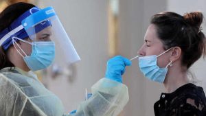 İngiltere Covid-19 salgınında alt varyantın tetiklediği beşinci dalgaya girdi 