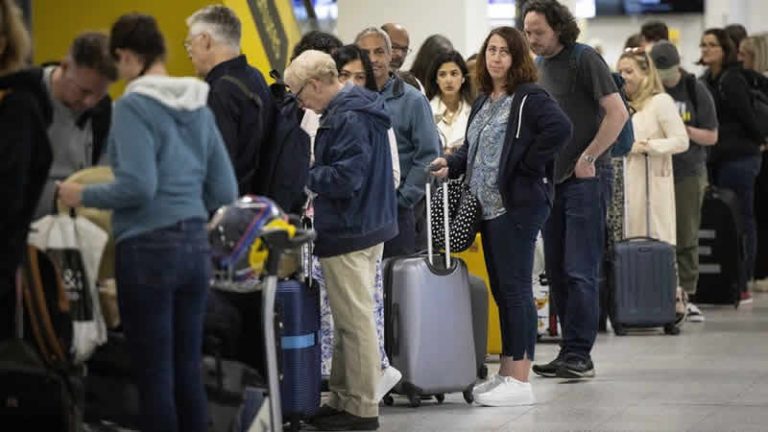 İngiltere havalimanlarındaki aksamalar devam ediyor