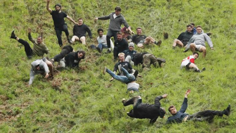 İngiltere’de 2 yıl aradan sonra “Peynir yuvarlama yarışması” yeniden yapıldı