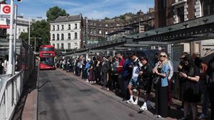 İngiltere’de 41 bin işçinin katıldığı tarihi demir yolu grevi sürüyor