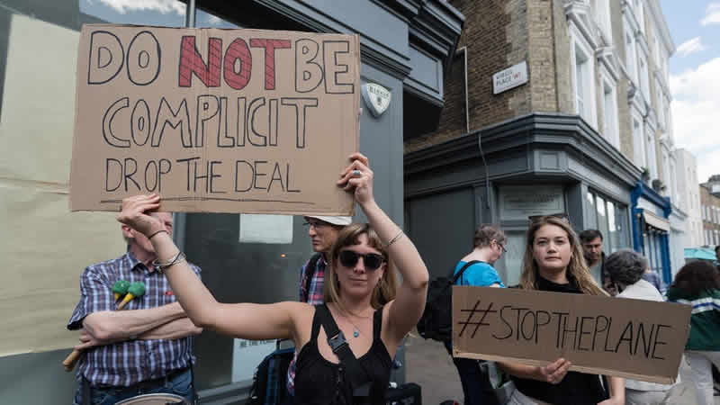 İngiltere’de Ruanda’ya gönderilecek göçmenlere destek gösterisi düzenlendi