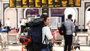 İngiltere’de ciddi aksamalara neden olan demiryolu grevlerinde üçüncü gün