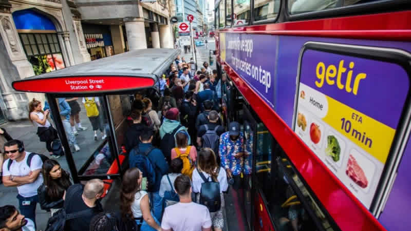 İngiltere’de yolcular grev nedeniyle devam eden ulaşım kaosuna uyandı