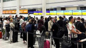 İngiltere’de yolculara sadece bir çanta ile uçmaları tavsiye edildi