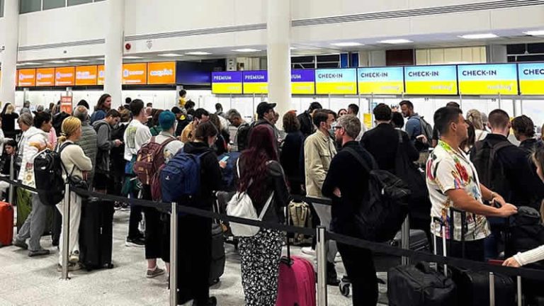 İngiltere’de yolculara sadece bir çanta ile uçmaları tavsiye edildi