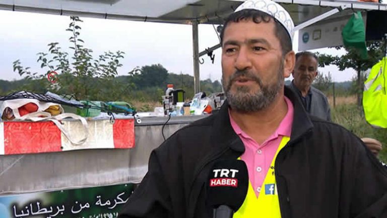 İngiltere’den hac için yola çıkan Adam Muhammed yürüyerek Mekke’ye ulaştı