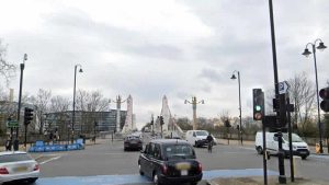 Londra’da polisin şok tabancası ile vurduğu adam nehre düştü