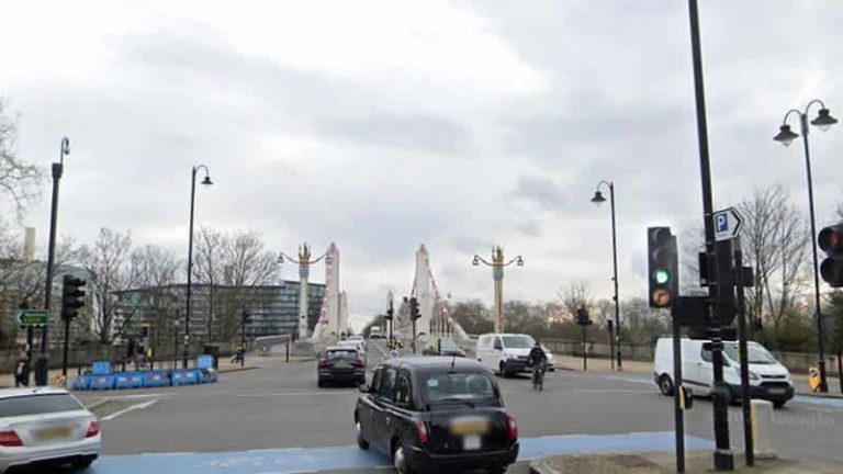 Londra’da polisin şok tabancası ile vurduğu adam nehre düştü