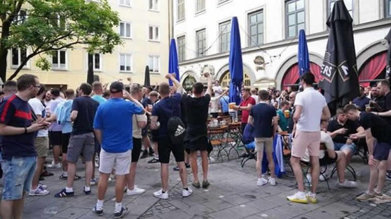 Nazi selamı veren İngiliz taraftarlar tutuklandı