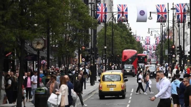Oxford Caddesi’ndeki onlarca mağaza yasa dışı ürünler nedeniyle soruşturma altında