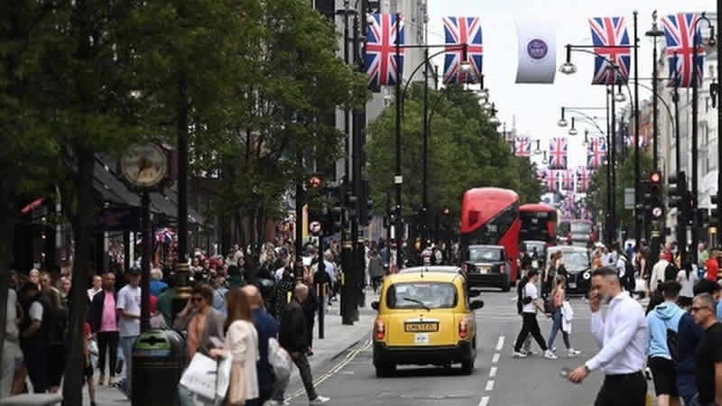 Oxford Caddesi’ndeki onlarca mağaza yasa dışı ürünler nedeniyle soruşturma altında